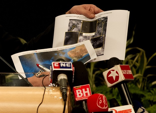 Ministro da Defesa malaio mostra imagem de satélite onde estariam os destroços (Foto: AFP)