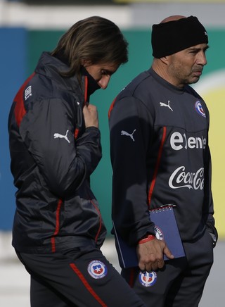 Jorge Sampaoli e Sebastian Beccacece treino Chile (Foto: AP Photo/Jorge Saenz)