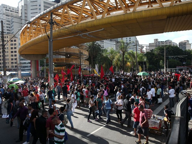 Concentração no Terminal Parque Dom Pedro para ato do MPL nesta quinta-feira (Foto: Marcelo Brandt/G1)