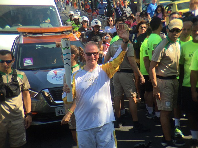 Carlos Arthur Nuzman, presidente do Comitê Olímpico Brasileiro, conduz a tocha (Foto: Pedro Veríssimo)