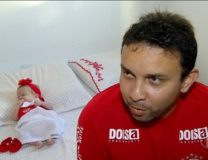 Erico Rodrigo da Silva, torcedor do América-RN e Erica Vitória, bebê passou por cirurgia (Foto: Reprodução/Inter TV Cabugi)