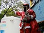 Praticante de rapel vira Papai Noel de barba preta para visitar hospital de SP