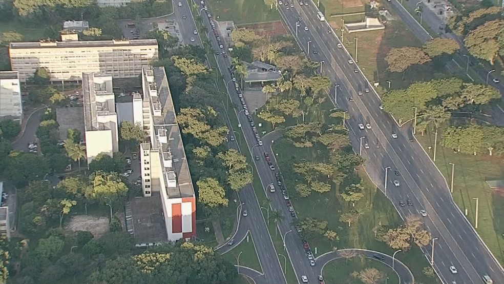 Carros se aglomeram na expectativa de abastecer sem imposto (Foto: TV Globo/Reprodução)