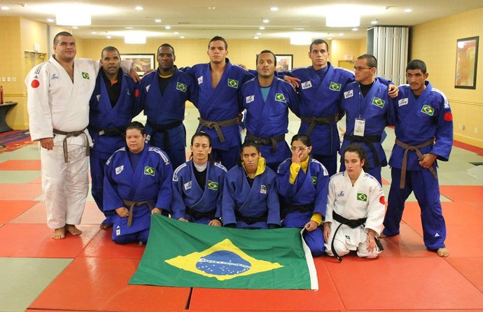 Michele Ferreira, ao centro, ajuda Brasil a conquistar vice mundial de judô para cegos (Foto: Divulgação/CPB)