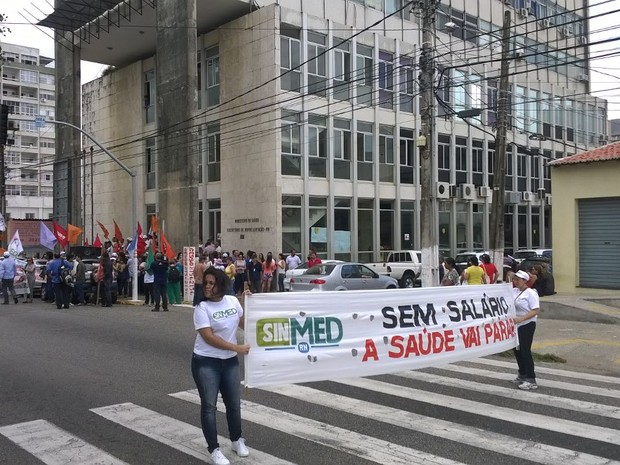 Servidores da saúde protestaram contra atraso nos salários e falta de estrutura nesta sexta (2) (Foto: Eduardo Rodrigues/ Inter TV Cabugi)