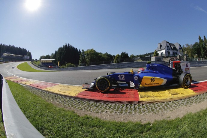 Felipe Nasr sobe a famosa Eau Rouge, no circuito de Spa-Francorchamps (Foto: EFE)
