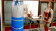 Luchadora japonesa entrena en lencería y es un éxito en internet