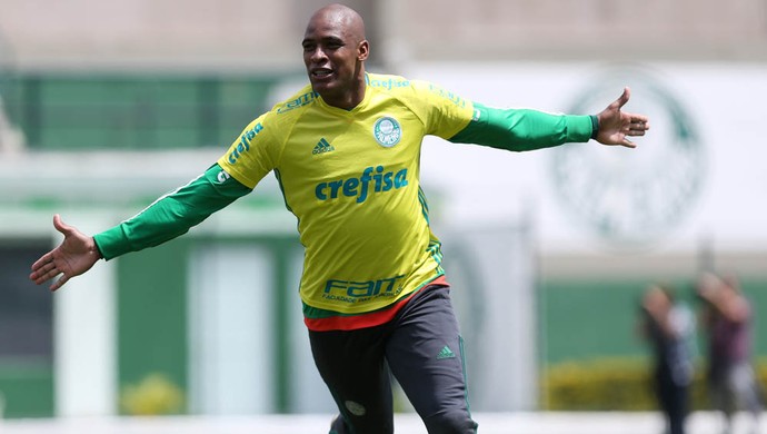 Jailson volta ao time contra o Inter após cumprir suspensão contra o Santos