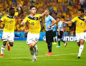 James Rodriguez comemora segundo gol da Colômbia contra o Uruguai (Foto: Getty Images)