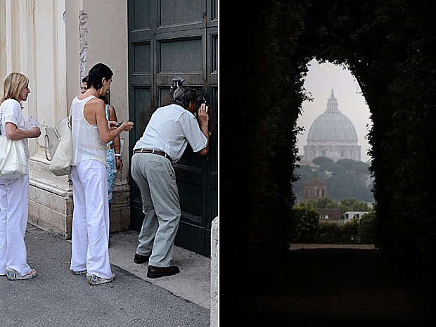 Turistas espiam pelo buraco da fechadura da Ordem de Malta e têm visão inusitada da Basílica de São Pedro (Foto: Michele Barbero/AP e Gregorio Borgia/AP)