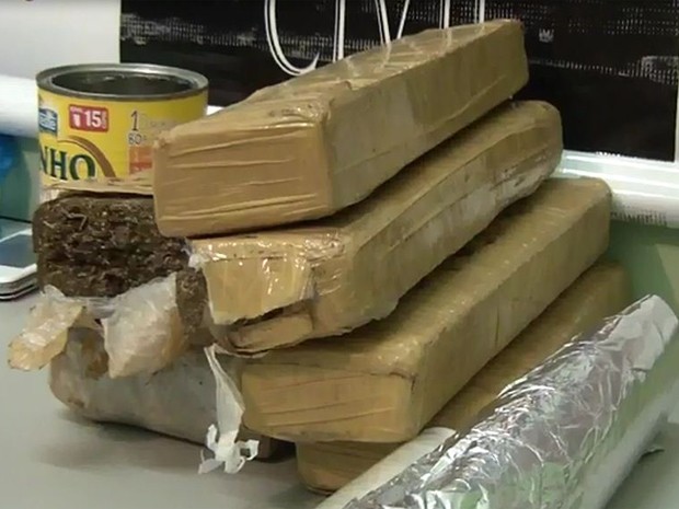 Droga estava escondida em guarda-roupas de residência em Franca (Foto: Stella Reis/ EPTV)