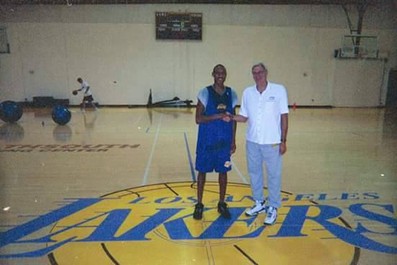 Jefferson ao lado de Phil Jackson, técnico dos Lakers na curta passagem do jogador por Los Angeles (Foto: Arquivo pessoal)