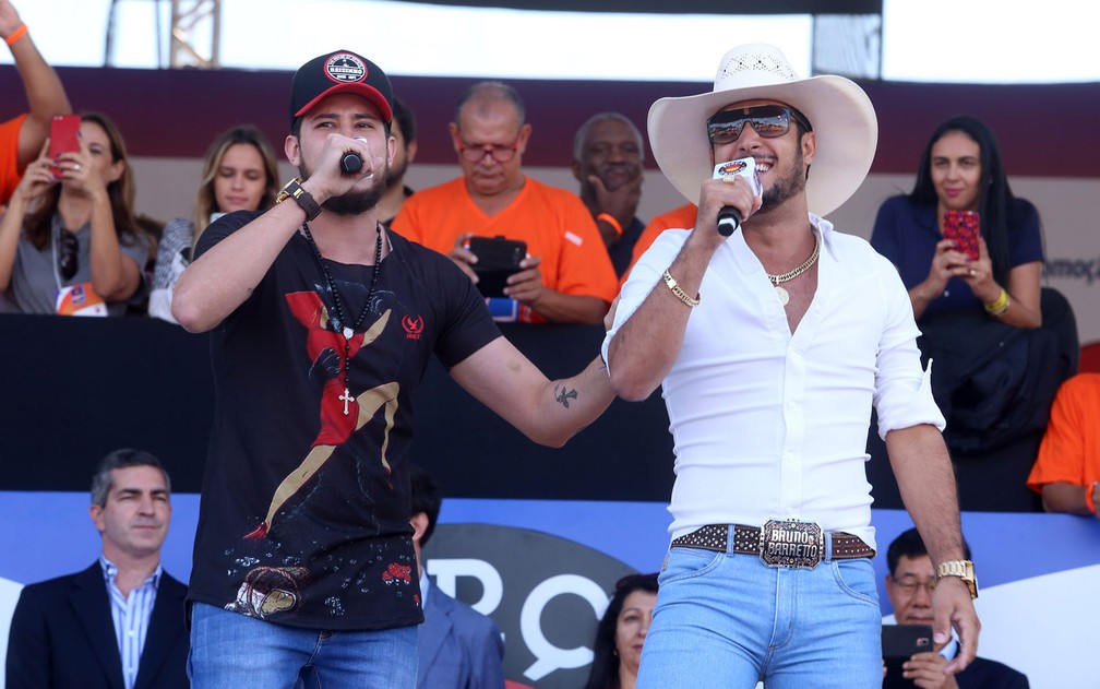 Cantores Bruno e Barreto se cantam em festa organizada pela Força Sindical no dia do Trabalhador (Foto: Celso Tavares/G1)