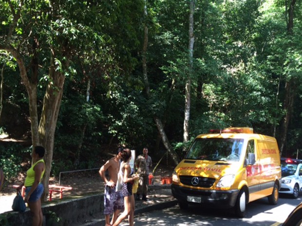 Bombeiros na cachoeira onde homem morreu (Foto: Káthia Mello/G1 Rio)