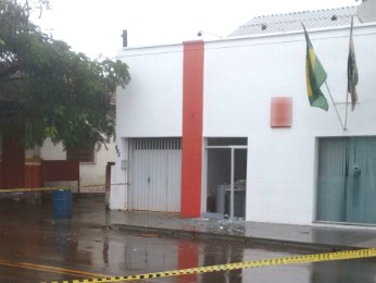 Agência bancária está isolada por segurança. Criminosos deixaram uma dinamite na agência (Foto: Divulgação/PM)