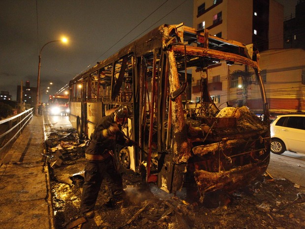 ônibus queimado sp (Foto: Mario Ângelo/Sigmapress/Estadão Conteúdo)