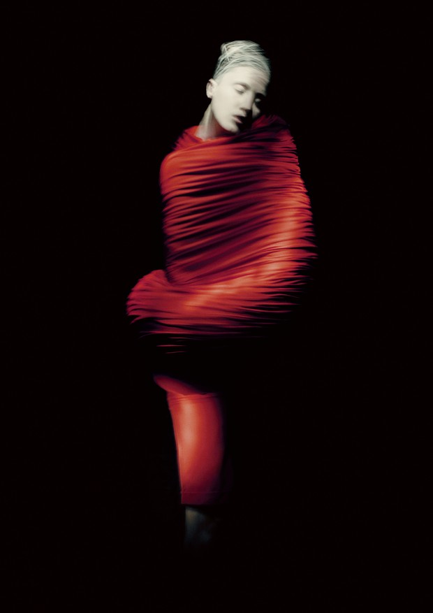 "Body Meets Dress - Dress Meets Body" Spring1997 (Foto: Paolo Roversi/Courtesy of The Metropolitan Museum of Art)