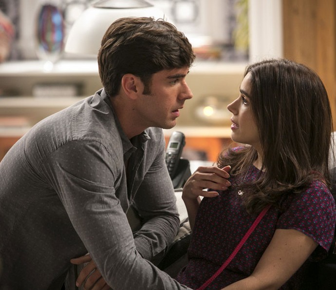 Felipe e Shirlei ficam cara a cara, e rola aquele clima! (Foto: Raphael Dias/Gshow)