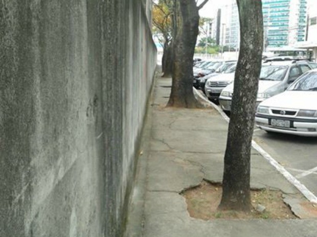 Moradora da Enseada do Suá reclama das más condições da calçada  (Foto: Nelise Santos/VC no G1)