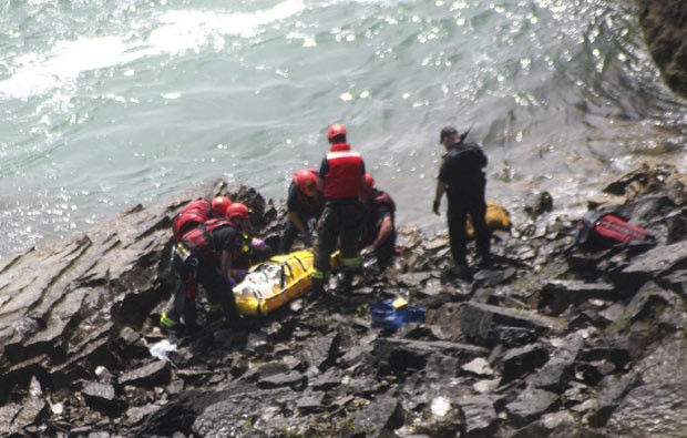 Homem é resgatado após queda nas Cataratas do Niágara nesta segunda (21) (Foto: AFP)