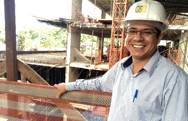 Estudante de engenharia, Cleomar Rosário Vieira trabalha há doze anos em obra em Goiânia, Goiás (Foto: Paula Resende/ G1)