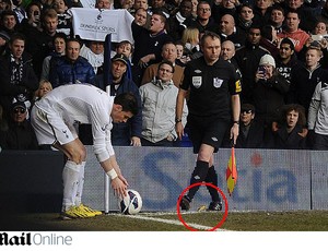 Gareth Bale tottenham banana bandeirinha (Foto: Reprodução / Daily Mail)