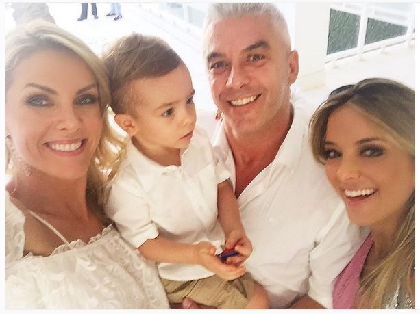 Ana Hickmann com o filho, Alexandre, o marido, Alexandre Correa , e a amiga Tici Pinheiro  (Foto: Reprodução do Instagram)