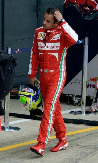 Felipe Massa chega a pé aos boxes após bater no segundo treino livre para o GP da Inglaterra (Foto: Reuters)