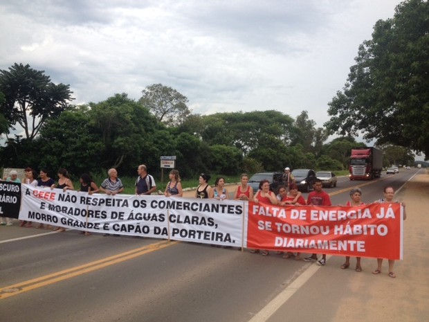 G Manifestantes Bloqueiam O Tr Nsito Na Ers Em Viam O Rs