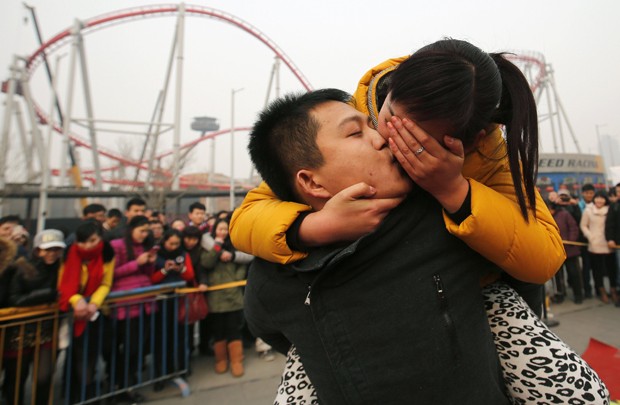 Evento realizado na China foi feito em comemoração ao Dia dos Namorados nesta sexta-feira (14) (Foto: Kim Kyung-Hoon/Reuters)