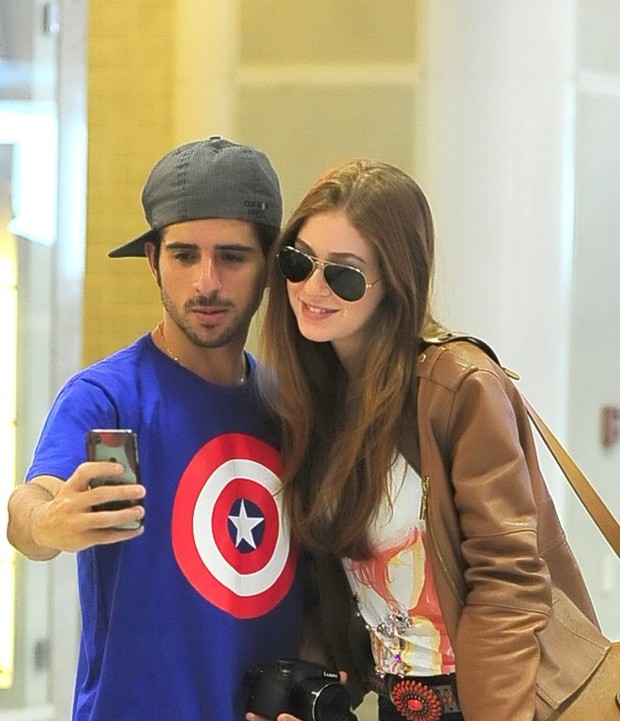 Marina Ruy Barbosa no aeroporto (Foto: Marcello Sá Barretto/AgNews)