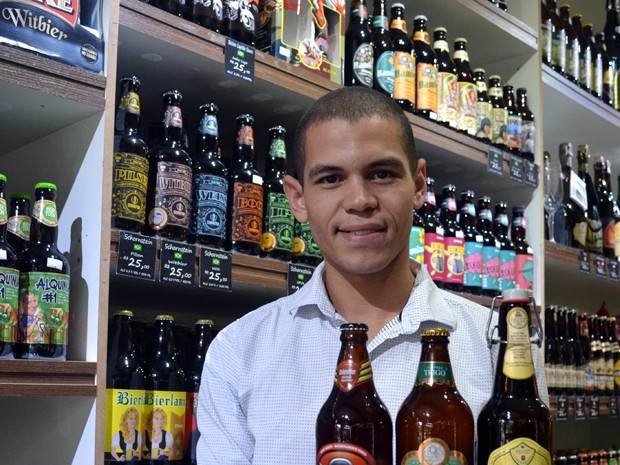 Dono de loja especializada em cervejas artesanais em Monte Verde, MG, Rafael Lima garante que setor tem fôlego para crescer na região (Foto: Daniela Ayres/ G1)