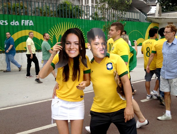 torcida máscara Bruna Marquezine Neymar  (Foto: Gustavo Poli)