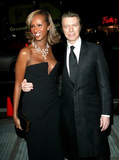 David Bowie foi casado com a modelo Iman desde 1992. No clique, os dois no gala da amFAR em Nova York, em 2003