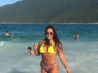 Mulher Melancia usa minibiquíni em dia de praia
