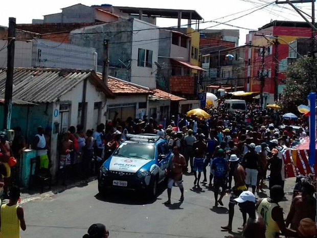 Ruas já estavam tomadas por foliões quando saída do arrastão foi impedida (Foto: Thiago Brito / TV Bahia)