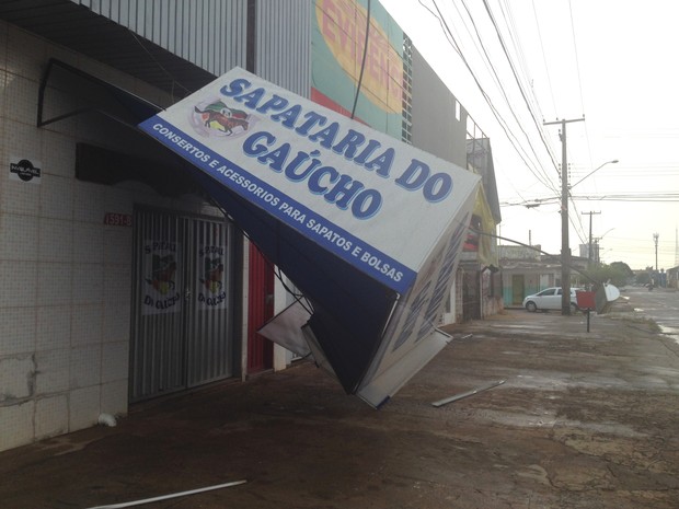 Fachada de sapataria caiu com o temporal, na região central (Foto: Jonatas Boni/ G1)