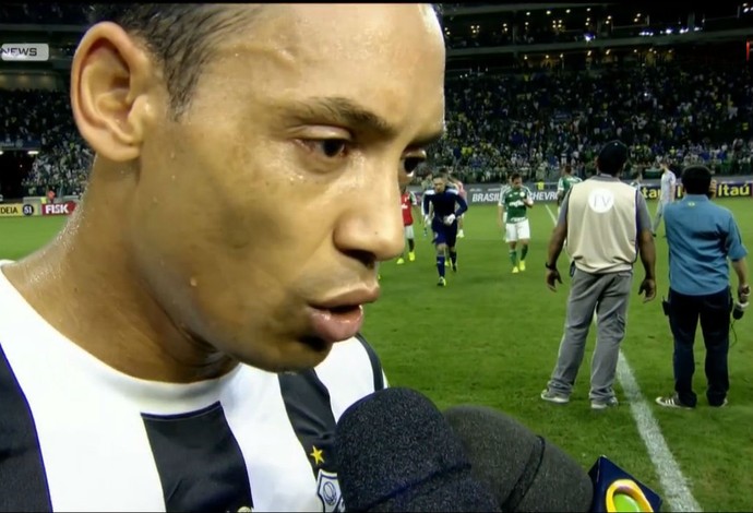 Ricardo Oliveira acusa Prass de pisão em entrevista após o clássico. 