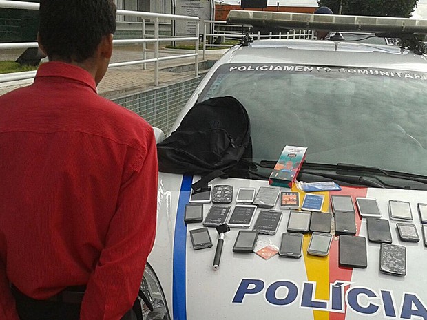Adolescente e os celulares que ele pretendia furtar em loja de um shopping de Taguatinga (Foto: Polícia Militar/Divulgação)