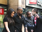 Segurança evita que fã se aproxime de Kim Kardashian e Kanye West