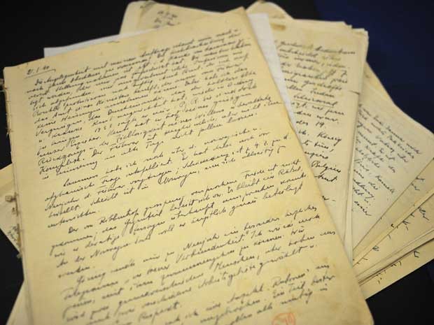 Páginas com a escrita a mão de Alfred Rosenberg são vistas durante uma conferência de imprensa nesta quinta-feira (13) (Foto: Miladen Antonov/ AFP)