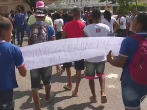 Estudantes fizeram protesto contra situação em frente à prefeitura (Foto: Reprodução / TV Subaé)