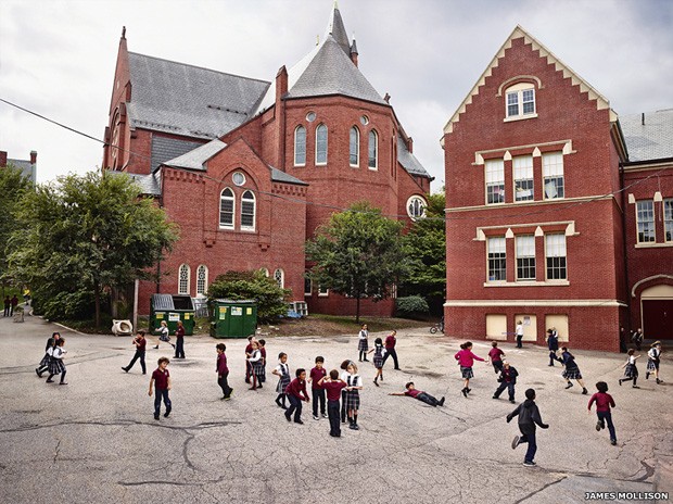 Escola de ensino fundamental St. Mary of the Assumption em Brookline, Massachusetts, EUA (Foto: James Mollison)