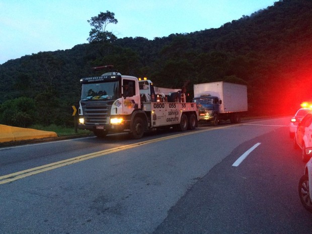 Caminhão foi retirado do local na manhã desta quinta-feira (Foto: Solange Freitas/G1)