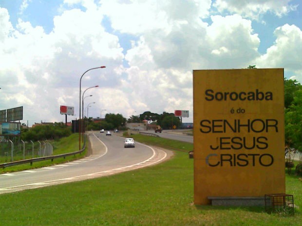 Totem instalado na entrada de Sorocaba com mensagem religiosa (Foto: Eduardo Ribeiro Jr./G1)