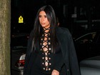 Grávida, Kim Kardashian usa look ousado em jantar com famosos