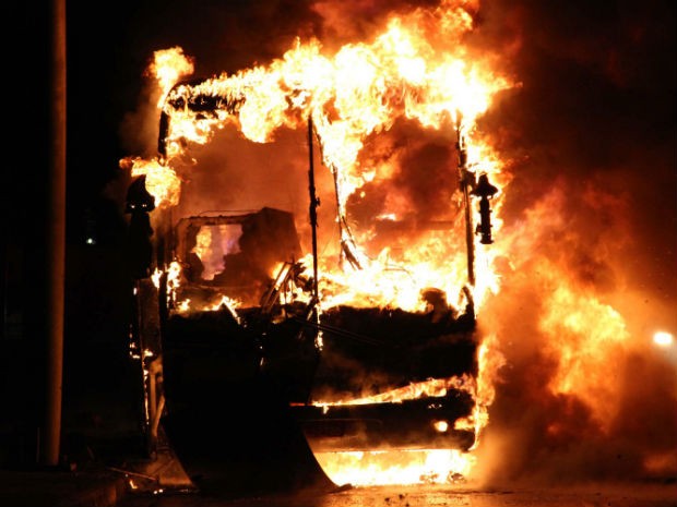 Ônibus pega fogo na Marginal Tietê após pane elétrica (Foto: Nivaldo Lima/Futura Press/Estadão Conteúdo)