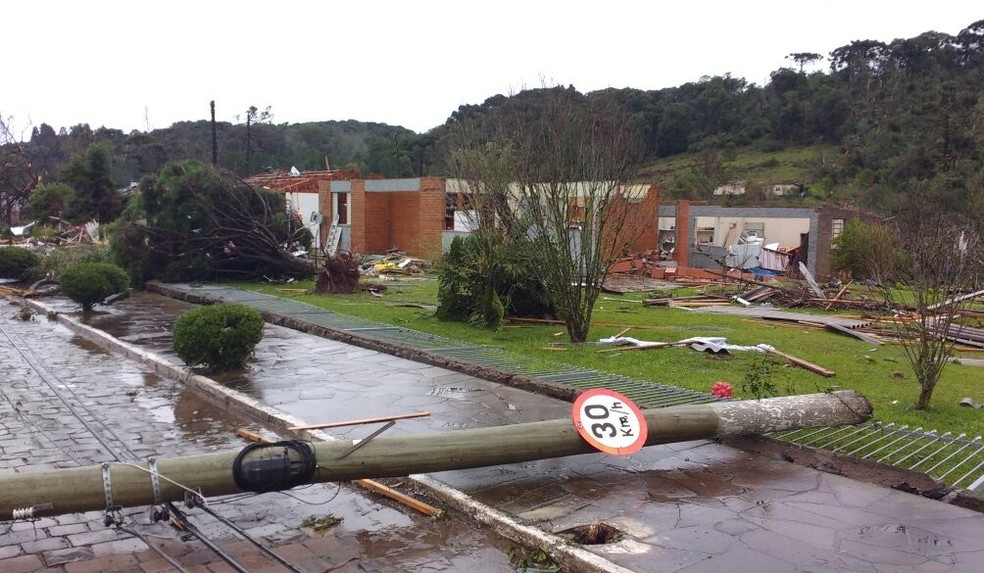 Chuva destruiu casas, provocou alagamentos, bloqueou ruas e causou falta de luz em municípios do RS (Foto: Defesa Civil/Divulgação)