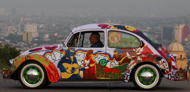 Artista pintou o carro para exposição sobre os anos 1960 (Foto: Daniel Becerril / Reuters)