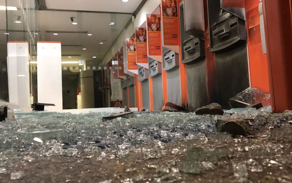 Interior de agência bancária depredada na Pedroso de Morais (Foto: Glauco Araújo/G1)